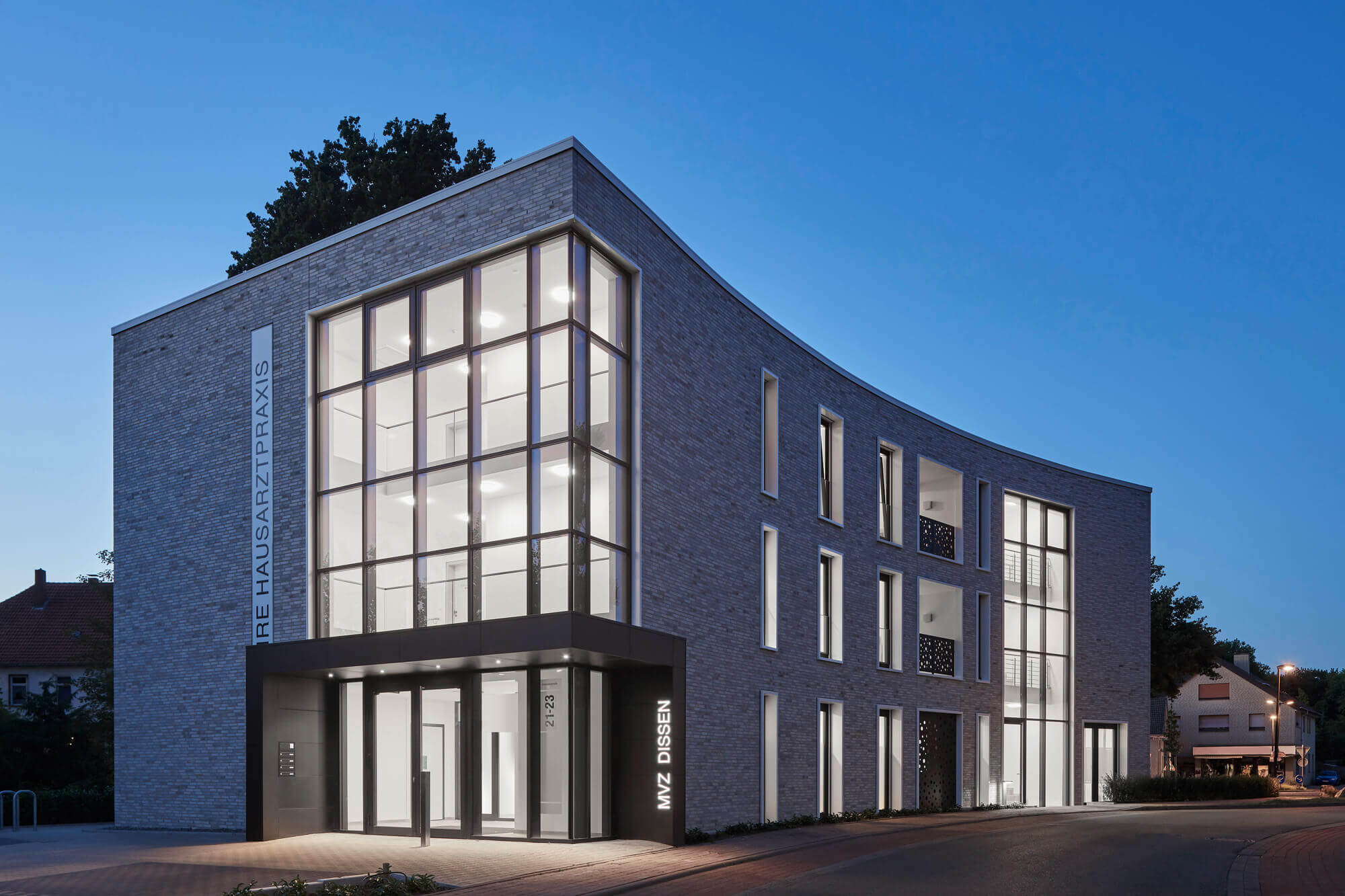 Neubau eines modernen Ärztehauses in Dissen mit hochwertiger Klinkerfassade