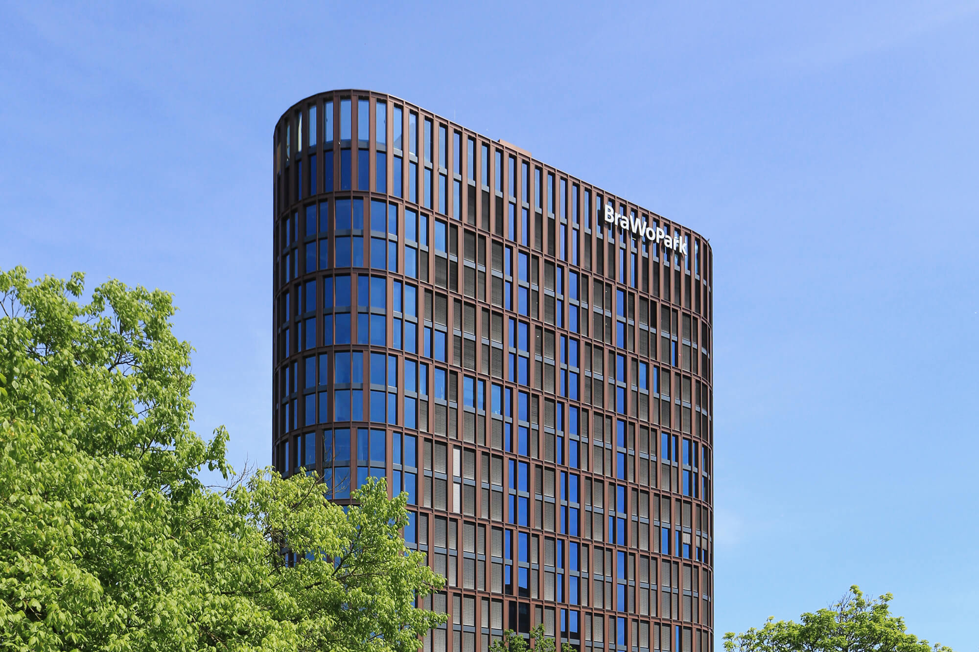 Bürogebäude mit moderner Außenfassade in Braunschweig