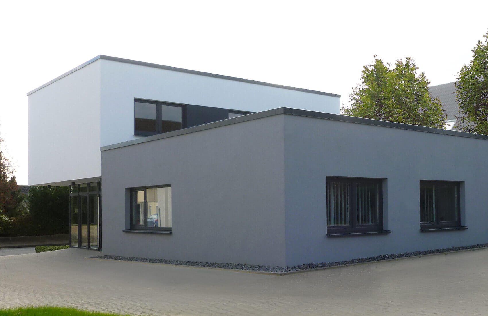 Moderne Zahnarztpraxis mit verputzter Außenfassade | Architektur Münsterland