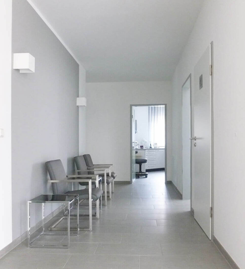 Moderne Möbeleinrichtung in der Zahnarztpraxis in Münsterland