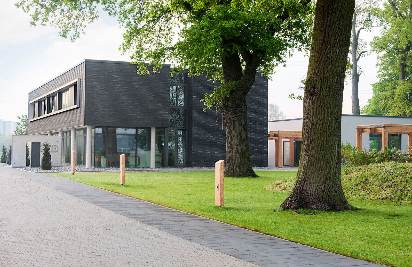 Modernes Bürogebäude mit dunkler Klinkerfassade | Bürogebäude Architektur