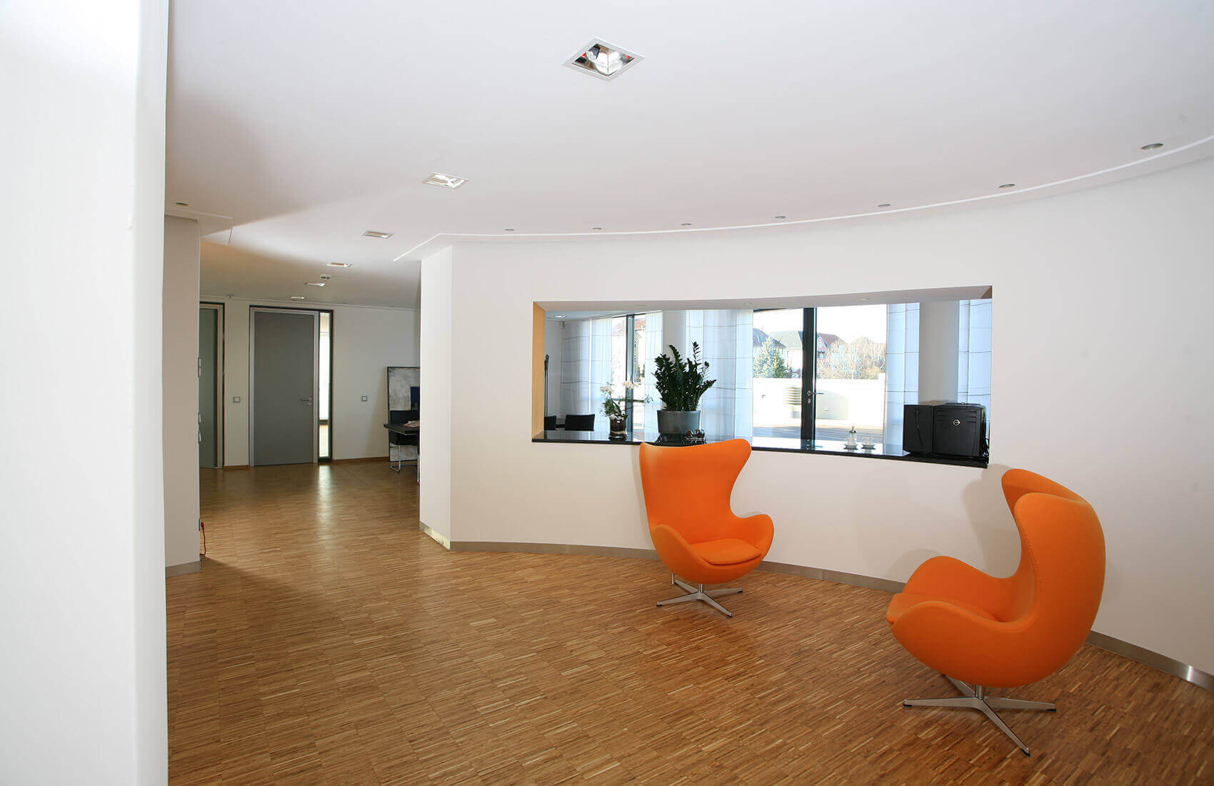 Sitzbereich in einem Bürogebäude | Büroarchitektur Innenarchitektur
