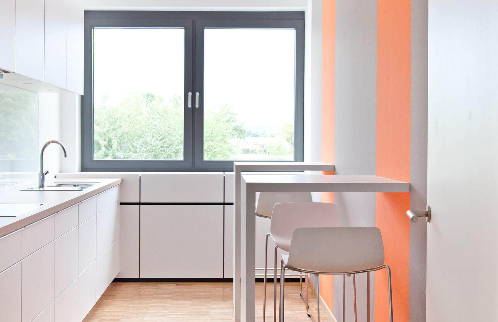 Moderne Teeküche mit individuellem Farbkonzept | Bürogebäude Architektur