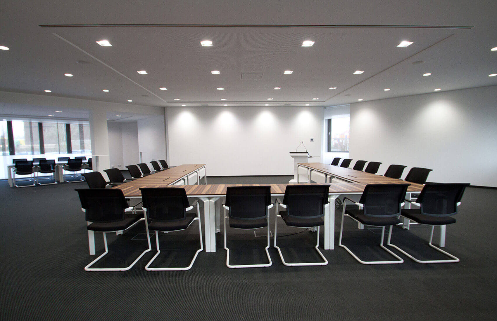 Moderner Konferenzraum mit maßgeschneiderten Büromöbel
