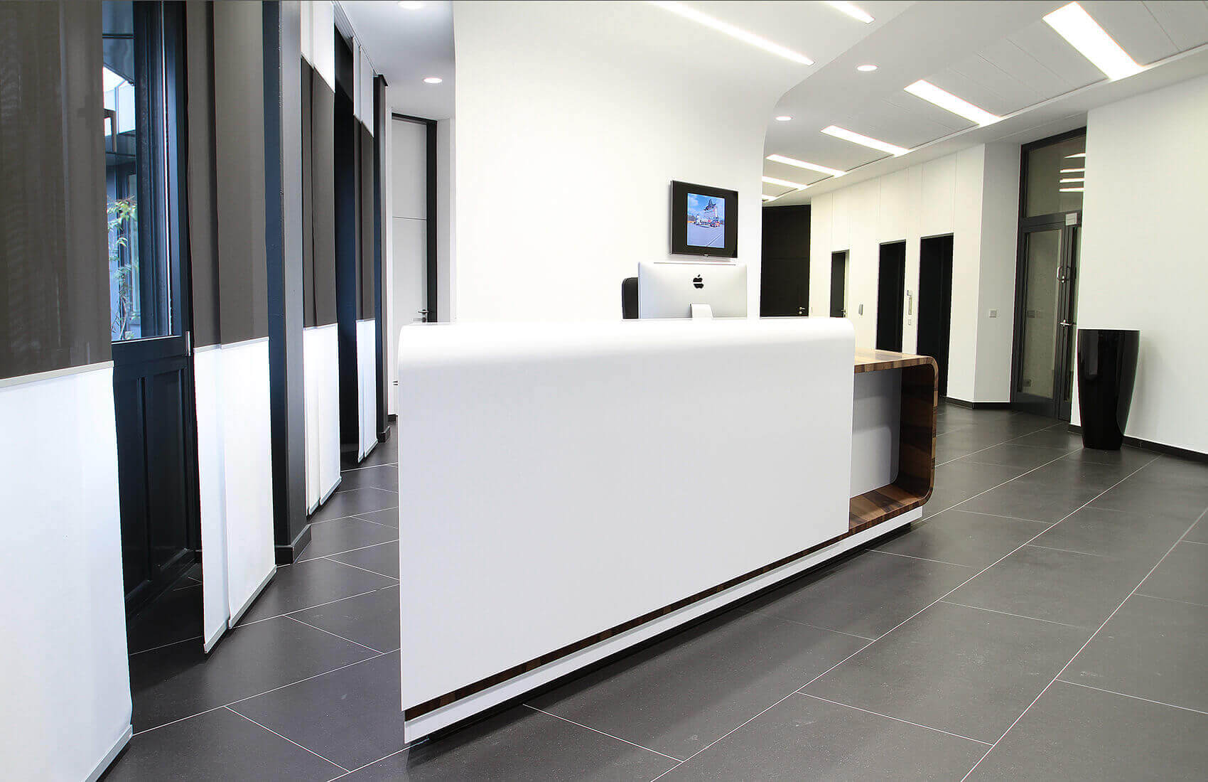 Eingangsbereich mit individueller Möblierung | Büromöbel nach Maß, Innenarchitektur