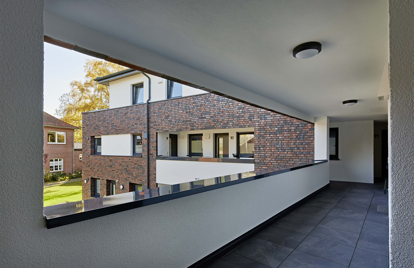Modernes Mehrfamilienhaus mit offenem Laubengang | Architektur Osnabrück