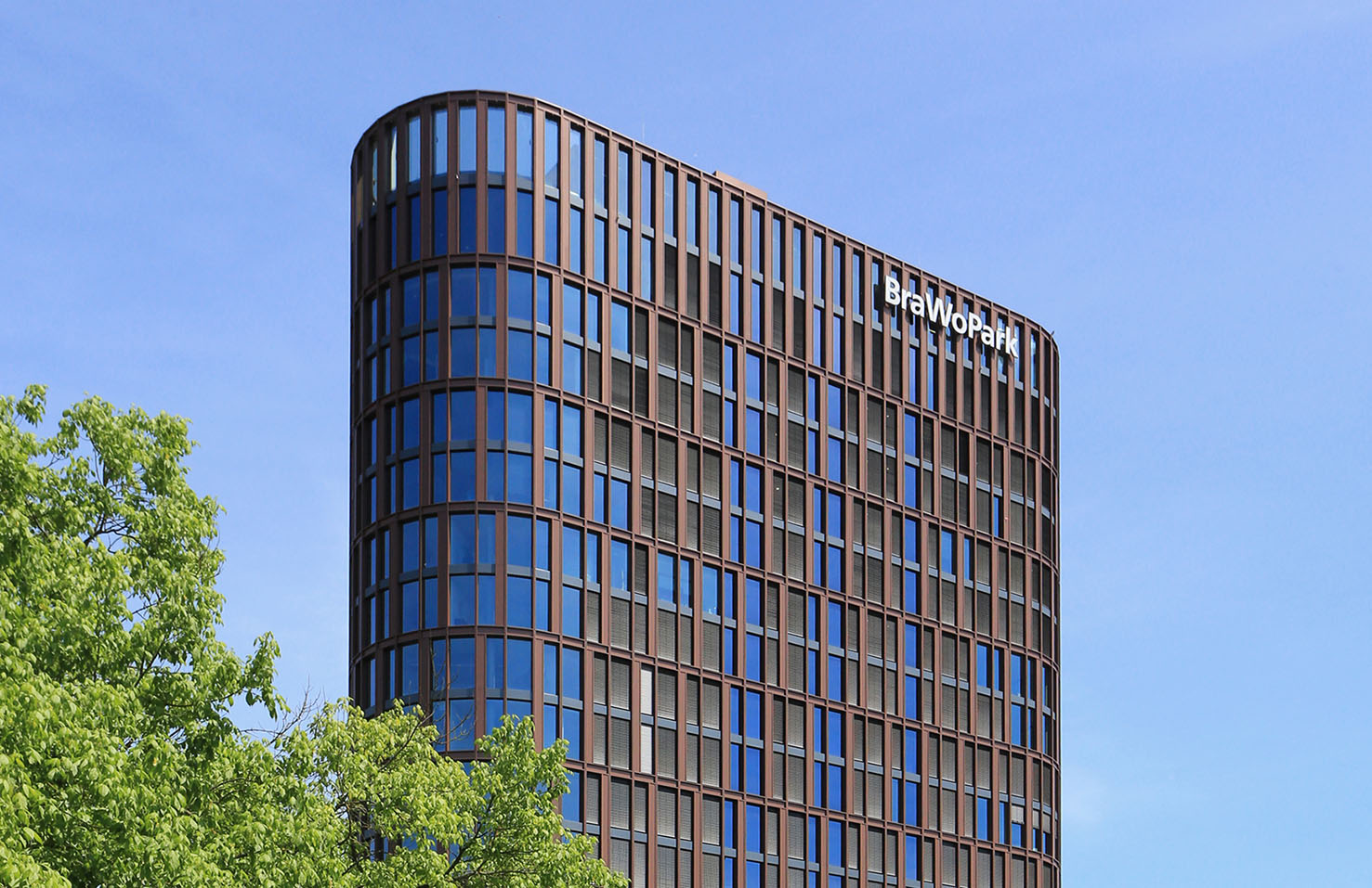 Bürogebäude mit moderner Außenfassade in Braunschweig