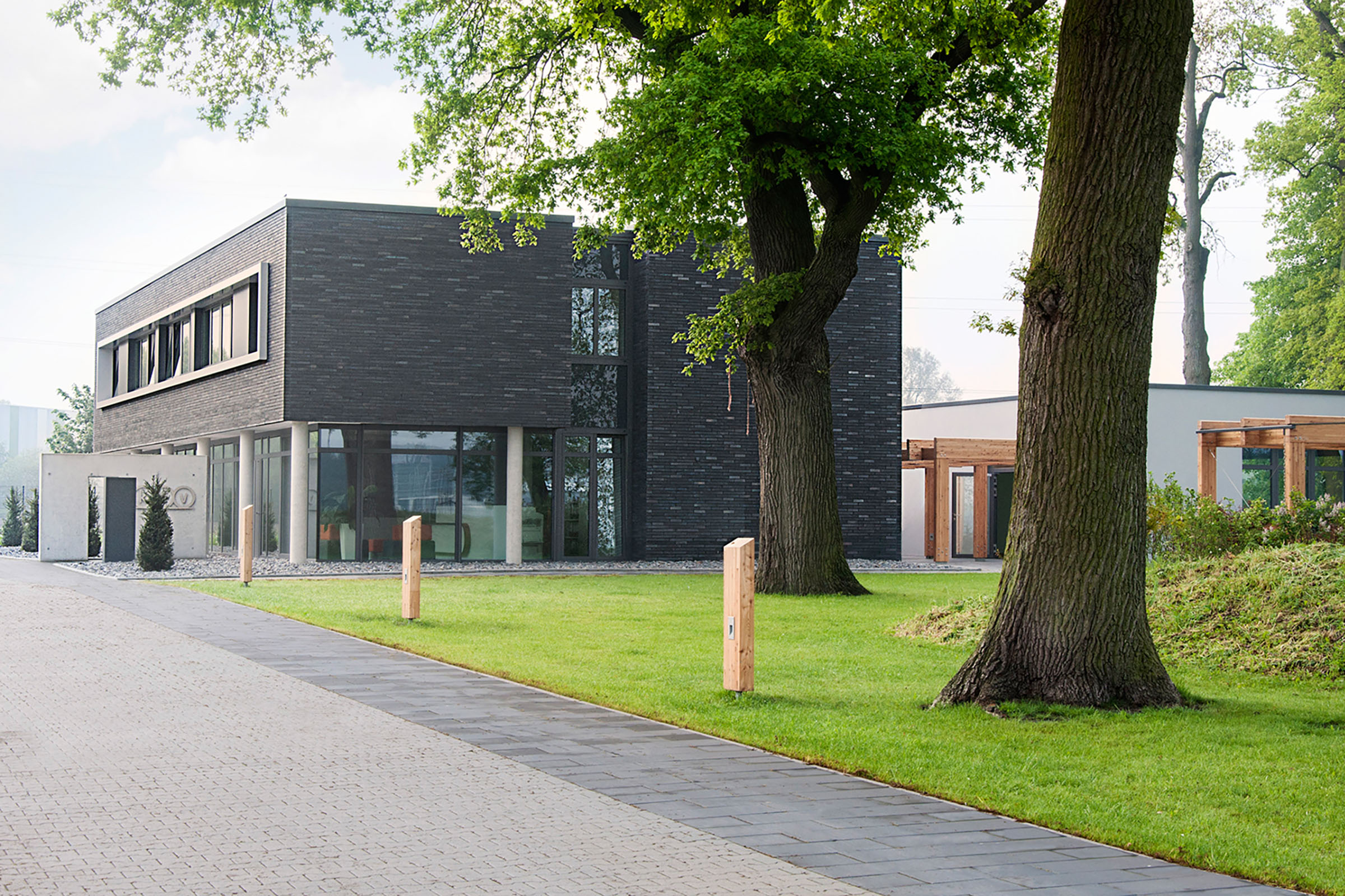 Modernes Bürogebäude mit dunkler Klinkerfassade | Bürogebäude Architektur