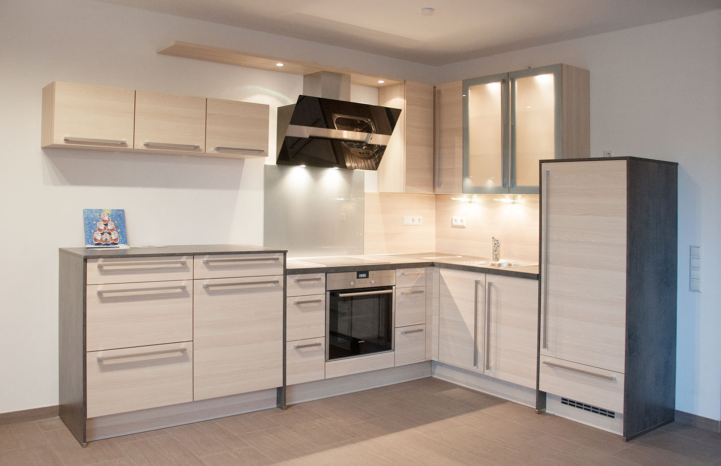 Moderne Küche in einem Mehrfamilienhaus | Möbel nach Maß, Innenarchitektur